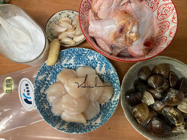 先將所有材料備妥。這兒的雞翅可以改用雞腿肉，我只是因為市場賣完了才選用雞翅。