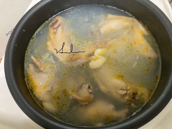 過30分鐘後，把鍋蓋打開放入蚵蠣蓋上再煮10分鐘。
