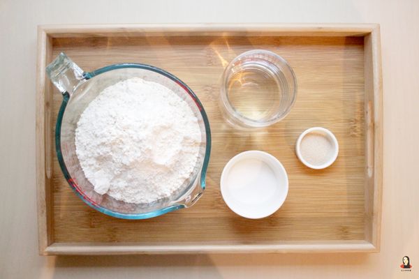 麵團食材很簡單，千層大餅是比較豪邁的食物，所以材料簡單，做法也不會太難。