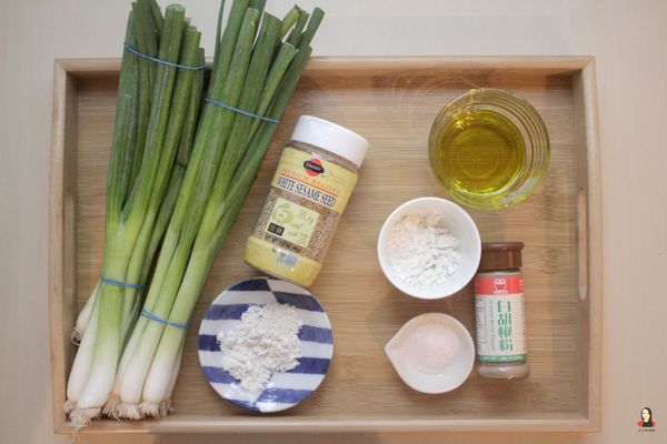 內餡油酥食材，白胡椒粉也可以用五香粉、花椒粉替代。因為蔥花容易出水，拌一點麵粉比較不會影響後續操作。