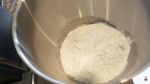 ●做麵團

攪拌盆中，放入水、糖、酵母與麵粉