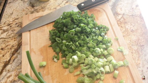 ●做蔥花

蔥洗淨切成蔥花