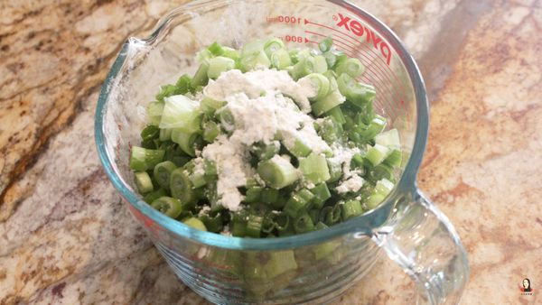 蔥花內加入一匙麵粉

這樣可以防止蔥花出水影響成品