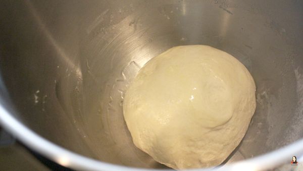 麵團收圓放入抹油的攪拌盆中，蓋上濕布靜置發酵 40 分鐘