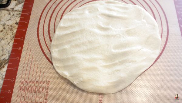 將麵團放在揉麵墊上壓一壓排氣，不要再揉麵團