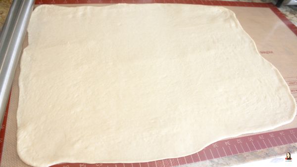 直接以擀麵棍擀開成厚度約 0.5 公分的長方形