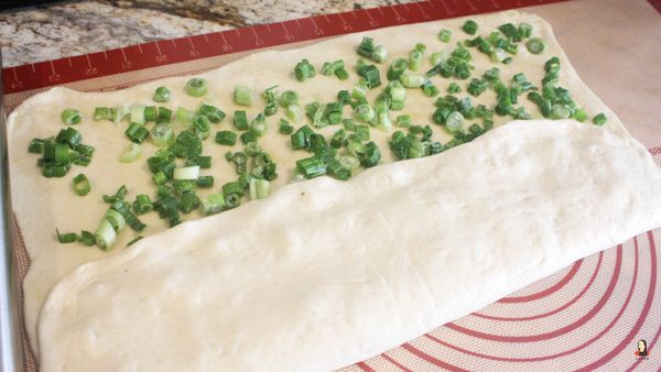 麵皮從下方往上折到 1/3 處