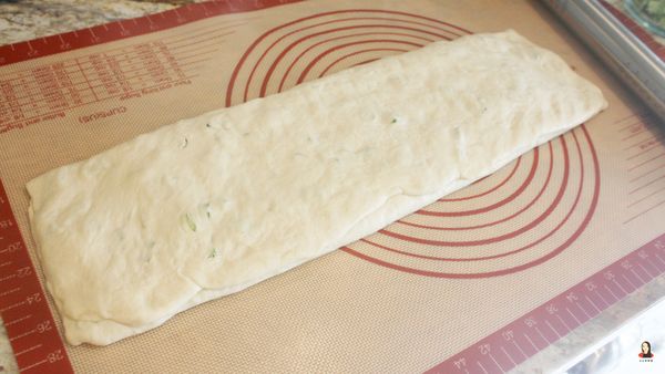 用擀麵棍把中間比較厚的部分稍微左右擀開