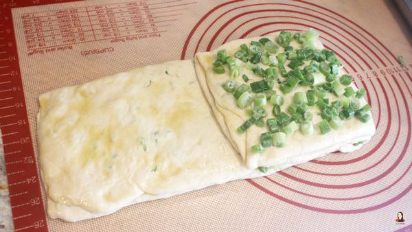 右邊抹上油酥、灑上蔥花