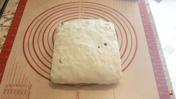 將左邊麵皮折回中間蓋住蔥花內餡，將整塊餅壓一壓