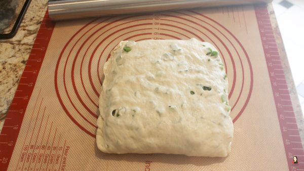 用手把餅的四個邊都捏起來包住蔥花