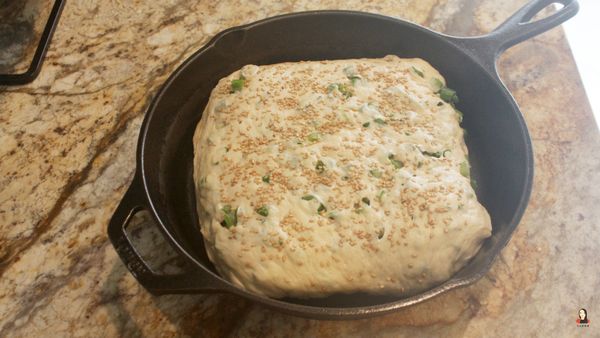 整顆麵餅放入抹油的平底鍋