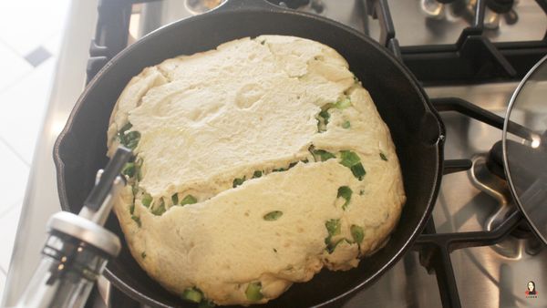 翻面後，周圍淋一圈油