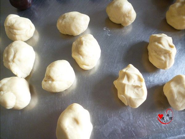 將[油皮]和[油酥]分成與內餡一半的量(各約30g)