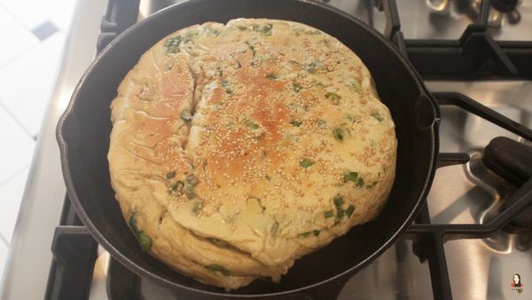 翻面後，周圍加 2 大匙水