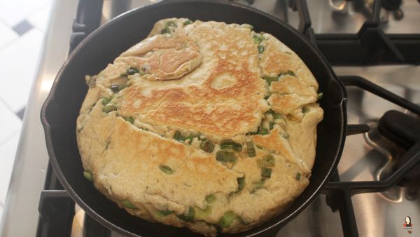 來回翻面，煎到兩面金黃上色