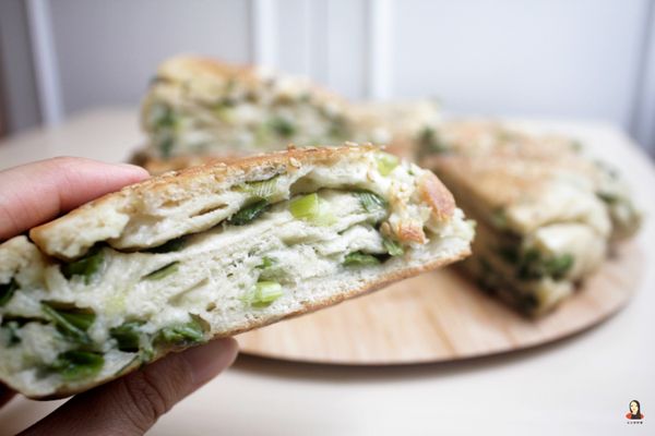 不過側面可以看到美美的層次！雖醜還是成功，滿滿蔥香好幸福！