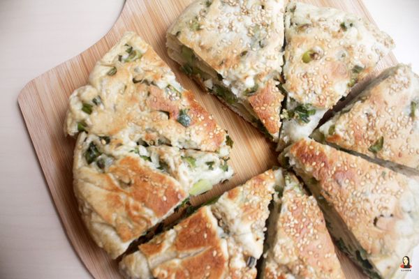 完成！我太貪心放太多蔥花，導致大餅表面有點破裂，