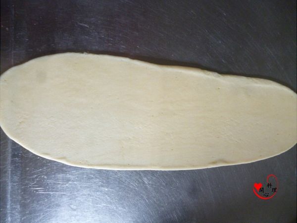 桌上抹少許油,將麵糰輕輕桿成長條