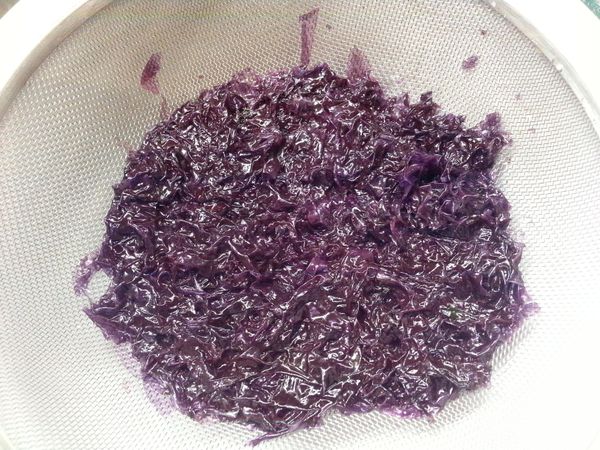 先將銀魚乾、紫菜浸泡至軟，瀝乾水分。