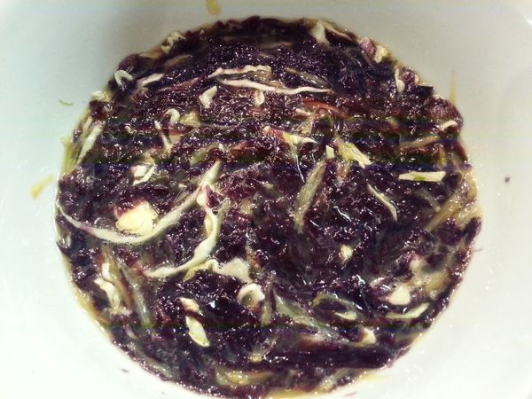 雞蛋攪拌至蛋漿，加入紫菜、銀魚、高麗菜和調味料拌勻。