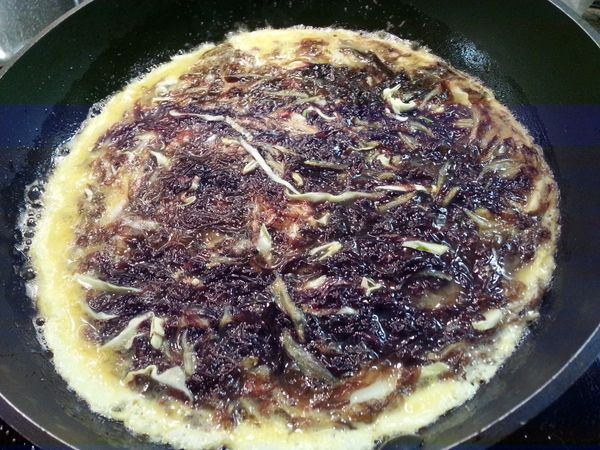 燒熱鍋下1茶匙油，然後下已混合好的蛋漿煎至兩面金黃色即可。