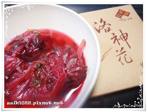 薄荷葉搓揉，和蜜餞一同放進保溫瓶，加熱水，用器具稍微搗一下蜜餞，浸泡到喜歡的濃度。 (我大概泡一小時左右，蜜餞上的甜份全進水裡，所以挺濃的)