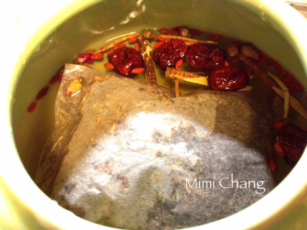 將中藥包放入陶瓷甕中，加水約1500CC，加蓋。電鍋外鍋加水1米杯(200CC)，開始蒸煮。