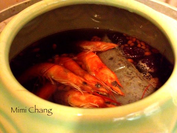 電鍋開關跳起後，將醉蝦倒入，加蓋，悶5分鐘，起鍋。