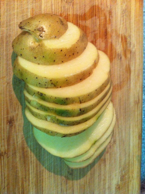 將馬鈴薯切片，我切太厚了，應該要切薄一點才比較好熟哦！