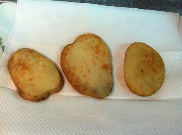 用奶油把馬鈴薯煎香、煎至金黃