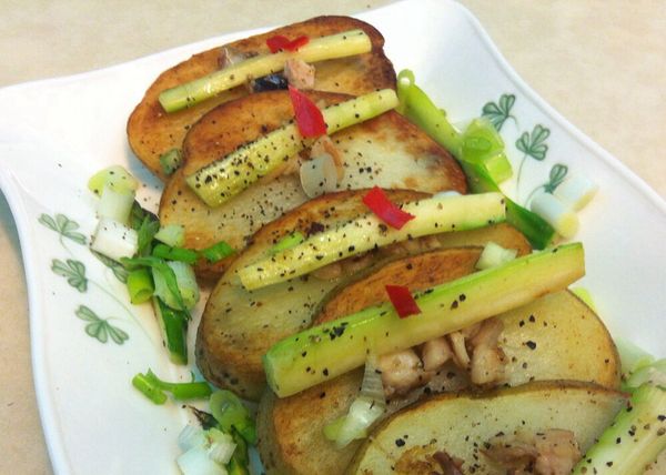 以馬鈴薯為底，點綴上鯖魚粒，擺上蘆筍，裝飾辣椒（可有可無），灑上蔥粒、黑胡椒，完成！