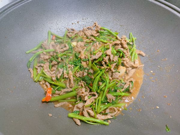 轉大火放入空心菜葉炒軟至熟透，即可起鍋。