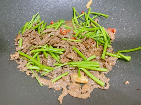 加入空心菜梗炒約30秒後加入靈魂醬汁。
若吃辣，可在此階段加入辣椒。