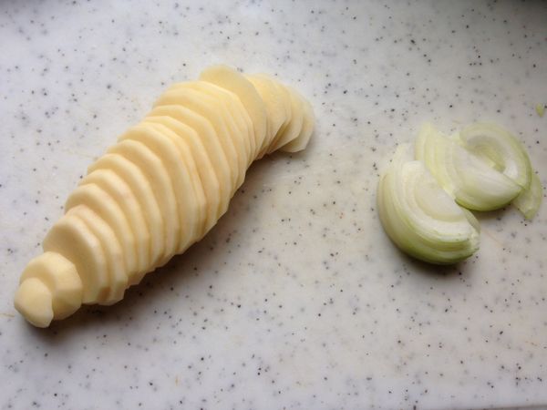 馬鈴薯去皮切成約0.3cm的薄片,洋蔥切細絲備用