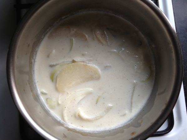 將步驟一與[奶汁]所有材料放鍋內,以中小火煮約10分鐘
烤箱預熱至175度