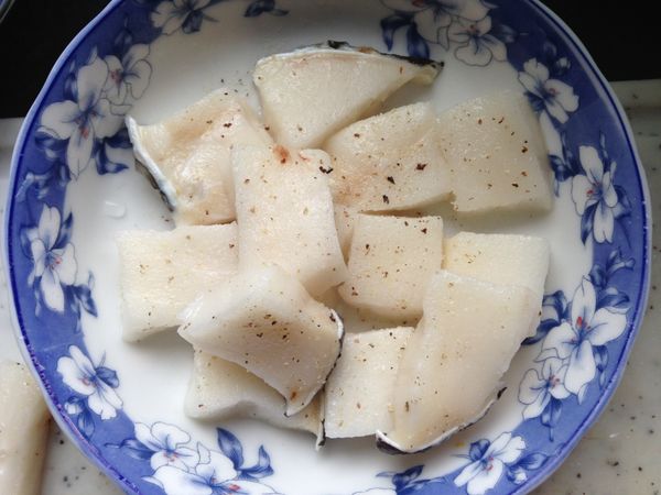 圓鱈切小塊,以適量鹽及胡椒調味