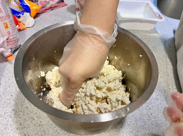 板豆腐捏碎備用。