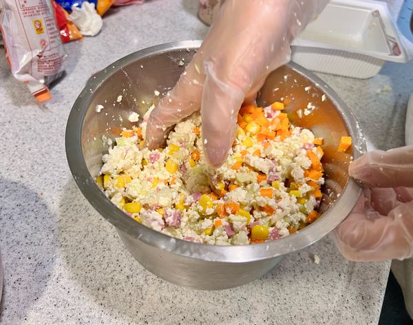 生菜、紅蘿蔔、火腿切丁與玉米粒一起倒入鍋中拌勻。