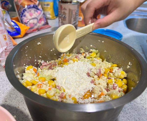 打入一顆蛋和兩勺麵粉拌勻。