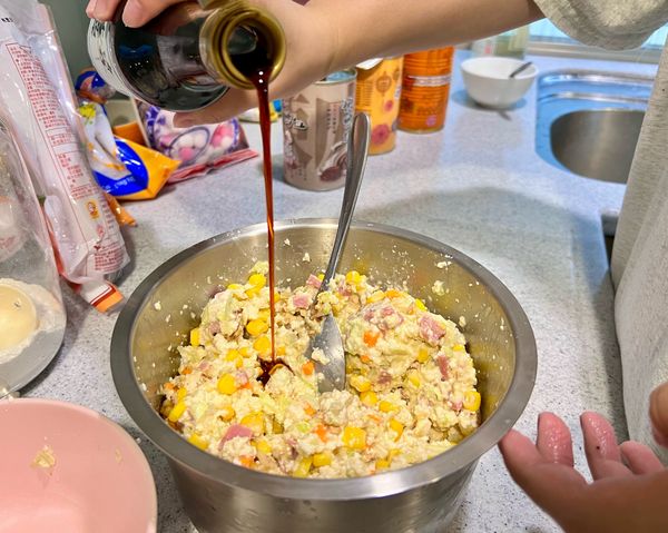 加入醬油、醬油膏拌勻。