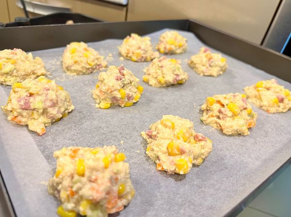 捏成球狀放入烤箱 180 度烤 20 分鐘中間翻面一次即可。