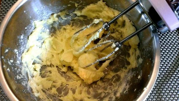 [[塔皮製作]]

將室溫無鹽奶油加入糖粉，用攪拌器攪拌至顏色變淡，加入打散好的蛋液攪拌均勻(分2~3次加入，會比較好吸收)。