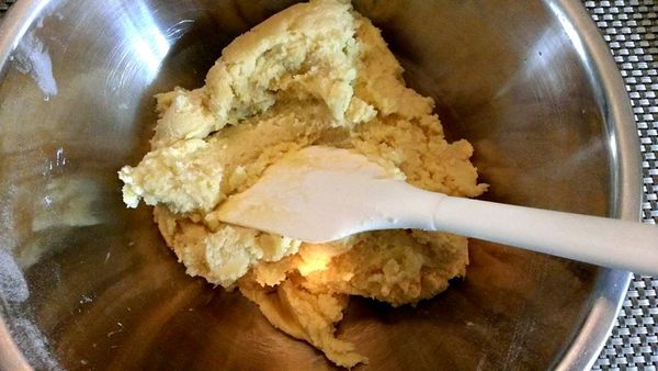 將過篩好的低粉、杏仁粉加入(用按壓的方式混合均勻到無粉狀態)，用保鮮膜包好，放入冰箱冷藏1~2小時。