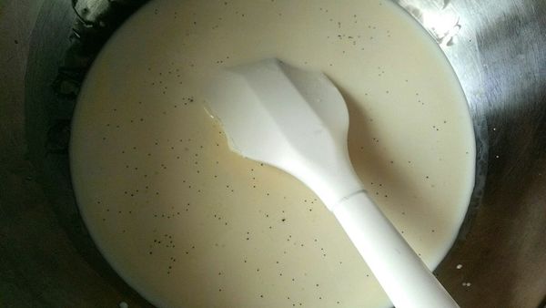 [[內餡製作]]

先將室溫的奶油乳酪打成乳霜狀備用。

準備一個鍋子，香草莢剖開刮出香草籽。

連同香草莢放入動物鮮奶油、鮮奶、細砂糖鍋中，小火煮到糖溶化。

(關火後取出香草莢)