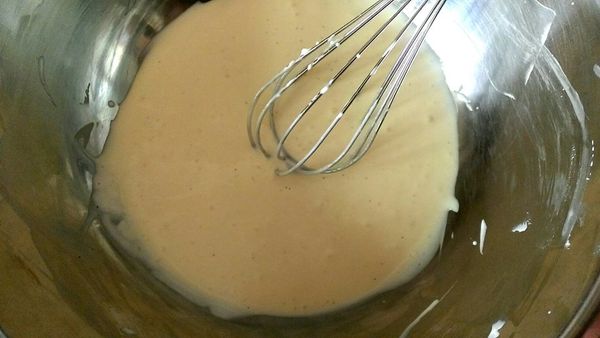 香草牛奶加入預先攪拌成乳霜狀的奶油乳酪裡  (可分成3次加入，邊加邊攪拌均勻)。