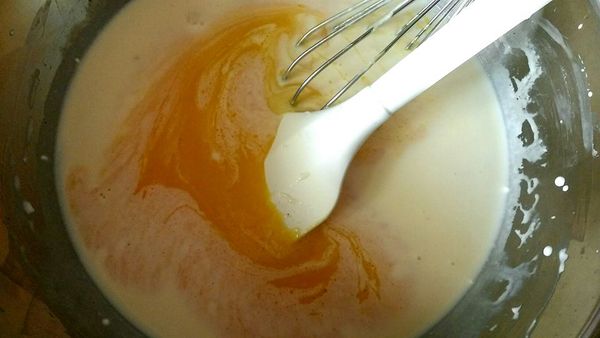 接著加入打散好的蛋液。

接著加入打散好的蛋液。

將內餡材料過篩1次  (因為怕cream cheese會有結塊、蛋液也可以過濾掉雜質)，加入萊姆酒攪拌均勻。