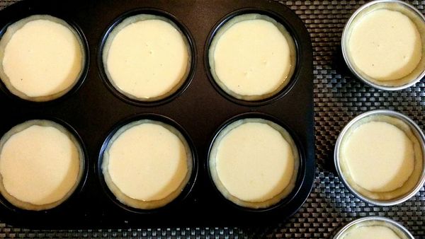 將塔皮從冰箱拿出，烤模先刷上些許奶油(如用不沾烤模，此步驟可省略)。

取些許塔皮放入烤模中，慢慢由中心往外推開  (也可以先桿好直接放入烤模中押好，再將多餘的塔皮刮除)。

倒入九分滿的內餡。