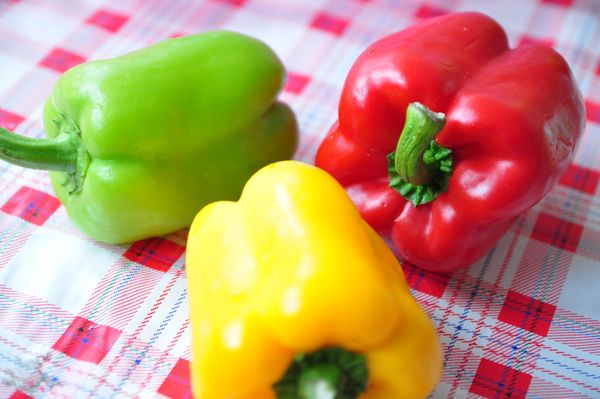 黃綠紅彩椒，是不是美極了~
不但顏色鮮亮，還含有強大抗氧化功能，亦可抗白內障、心臟病及癌症，還有防止身體老化及活化體類細胞。
選甜椒時要選擇外皮緊實、表面光澤最好，越紅的甜椒養分也越多；它含有豐富的維他命C及椒紅素，極具抗氧化功能；可以生吃、清炒!