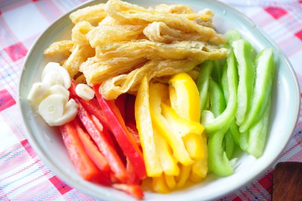 備料:彩椒和豆皮切成細長段、蒜末